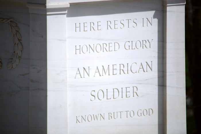 Tomb_of_the_Unknown_Soldier_-_NW_view_detail_-_Arlington_National_Cemetery_-_2012