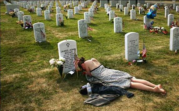 wife-at-grave-of-iraq-war-casualty